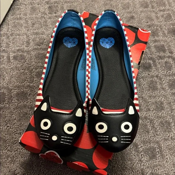 T.U.K Red and White Cat Face Shoes - Picture 2 of 7